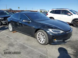 2019 Tesla Model S 75D z VIN 5YJSA1E25KF299740, wystawiony jako Copart lot #49355485 z przebiegiem 140 385 mil mil oraz Szkoda całkowita • Salvage title. Historia ofert i sprzedaży dostępna na DreamBid. Obrazek 4.