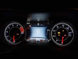 2019 Jeep Cherokee Limited z VIN 1C4PJMDX1KD423465, wystawiony jako IAAI lot #42232402 z przebiegiem 116 683 mil mil oraz . Historia ofert i sprzedaży dostępna na DreamBid. Obrazek 7.