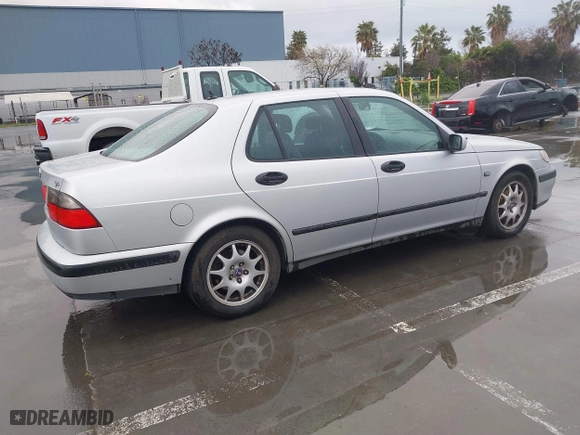 2001 Saab 9-5 with VIN YS3ED48E313047145, listed as a IAAI auction lot 41725537 with 137,708 mi miles. Bid and sale history available at carsss.com. Image 4.