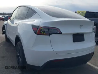 2025 Tesla Model Y Long Range with VIN 7SAYGDEE1SA343429, listed as a IAAI auction lot 41504455 with 1,284 mi miles and . Bid and sale history available at carsss.com. Image 3.
