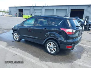 2018 Ford Escape SE z VIN 1FMCU9GD1JUD48846, wystawiony jako IAAI lot #42112952 z przebiegiem 117 580 mil mil oraz . Historia ofert i sprzedaży dostępna na DreamBid. Obrazek 3.