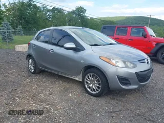 2013 Mazda 2 Sport z VIN JM1DE1KZ1D0159846, wystawiony jako IAAI lot #42372007 z przebiegiem 130 128 mil mil oraz . Historia ofert i sprzedaży dostępna na DreamBid. Obrazek 1.