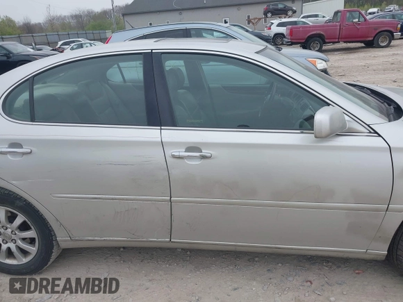 2002 Lexus ES 300 with VIN JTHBF30G425002375, listed as a IAAI auction lot 42031737 with 160,562 mi miles. Bid and sale history available at carsss.com. Image 14.
