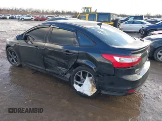 2013 Ford Focus SE z VIN 1FADP3F27DL342384, wystawiony jako IAAI lot #41474290 z przebiegiem 125 664 mil mil oraz . Historia ofert i sprzedaży dostępna na DreamBid. Obrazek 3.