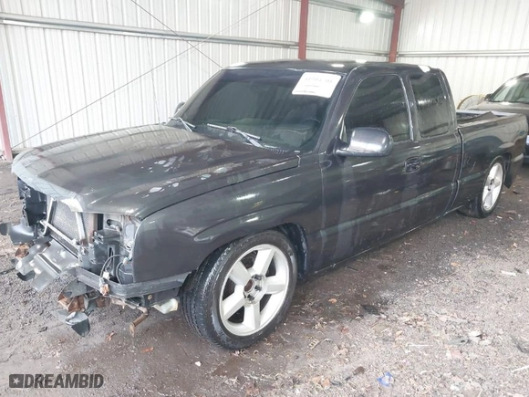 2005 Chevrolet Silverado 1500 LS with VIN 2GCEC19V151298149, listed as a IAAI auction lot 41904701 with 260,054 mi miles. Bid and sale history available at carsss.com. Image 2.