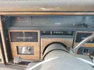 1985 Cadillac Eldorado z VIN 1G6EL578XFE661216, wystawiony jako Copart lot #54606984 z przebiegiem 12 462 mil mil oraz Szkody całkowita. Historia ofert i sprzedaży dostępna na DreamBid. Obrazek 9.