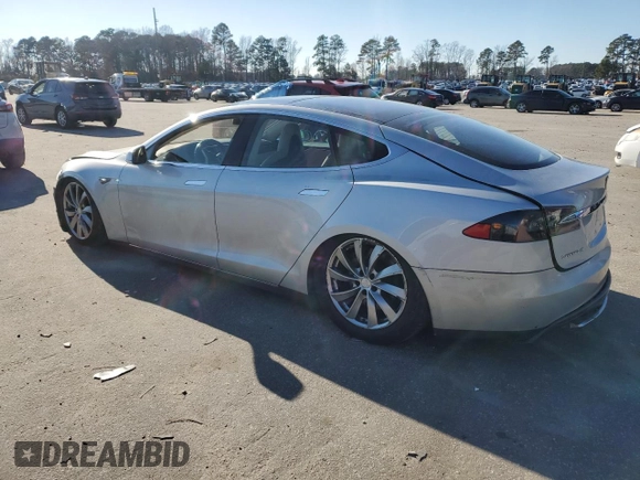 2013 Tesla Model S z VIN 5YJSA1DNXDFP04134, wystawiony jako Copart lot #87444944 z przebiegiem Nie podano mil oraz Czysty tytuł • Clean title. Historia ofert i sprzedaży dostępna na DreamBid. Obrazek 2.
