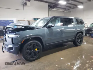 2025 Rivian R1S Premium z VIN 7PDSGCBPXSN060317, wystawiony jako Copart lot #84170654 z przebiegiem 1323 mil mil oraz Szkody całkowita. Historia ofert i sprzedaży dostępna na DreamBid. Obrazek 1.