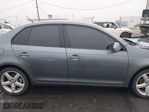 2010 Volkswagen Jetta SE z VIN 3VWRZ7AJ8AM148955, wystawiony jako IAAI lot #41241313 z przebiegiem 134 124 mil mil oraz . Historia ofert i sprzedaży dostępna na DreamBid. Obrazek 13.