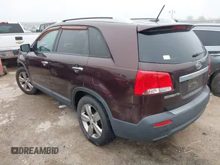2012 Kia Sorento EX z VIN 5XYKU3A63CG306285, wystawiony jako IAAI lot #42166617 z przebiegiem 215 132 mil mil oraz . Historia ofert i sprzedaży dostępna na DreamBid. Obrazek 3.
