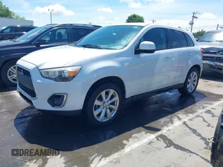 2015 Mitsubishi Outlander ES z VIN 4A4AP3AW6FE061328, wystawiony jako IAAI lot #42223295 z przebiegiem 177 461 mil mil oraz . Historia ofert i sprzedaży dostępna na DreamBid. Obrazek 2.