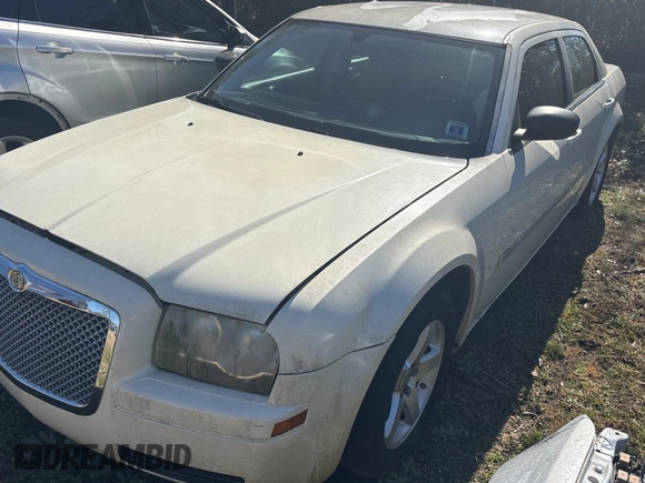 2005 Chrysler 300 with VIN 2C3JA43R85H635204, listed as a Copart auction lot 43976725 with 1 mi miles and Clean Title. Bid and sale history available at carsss.com. Image 2.