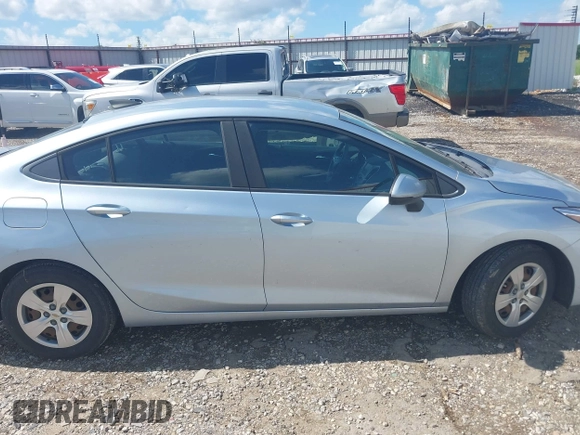2017 Chevrolet Cruze LS z VIN 1G1BC5SM3H7210519, wystawiony jako IAAI lot #42163047 z przebiegiem 100 103 mil mil oraz . Historia ofert i sprzedaży dostępna na DreamBid. Obrazek 13.
