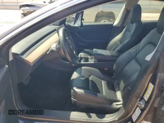 2018 Tesla Model 3 Long Range Battery z VIN 5YJ3E1EB4JF116531, wystawiony jako Copart lot #55609755 z przebiegiem 63 695 mil mil oraz Szkody całkowita. Historia ofert i sprzedaży dostępna na DreamBid. Obrazek 7.