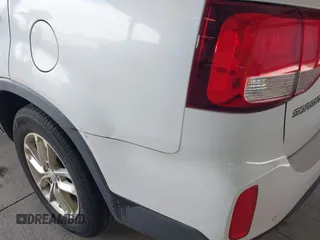 2015 Kia Sorento LX with VIN 5XYKTCA6XFG560437, listed as a IAAI auction lot 42009024 with 191,811 mi miles. Bid and sale history available at carsss.com. Image 6.