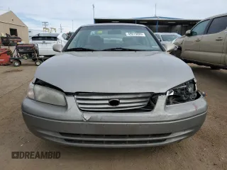 1998 Toyota Camry LE z VIN JT2BG28K7W0215608, wystawiony jako Copart lot #49919085 z przebiegiem 182 353 mil mil oraz Czysty tytuł • Clean title. Historia ofert i sprzedaży dostępna na DreamBid. Obrazek 5.