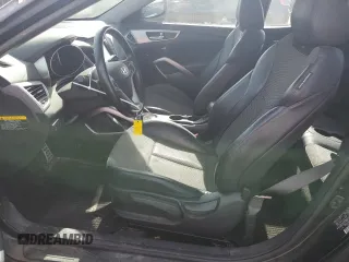 2015 Hyundai Veloster z VIN KMHTC6AD9FU243280, wystawiony jako Copart lot #55833475 z przebiegiem 72 262 mil mil oraz Szkoda całkowita • Salvage title. Historia ofert i sprzedaży dostępna na DreamBid. Obrazek 7.