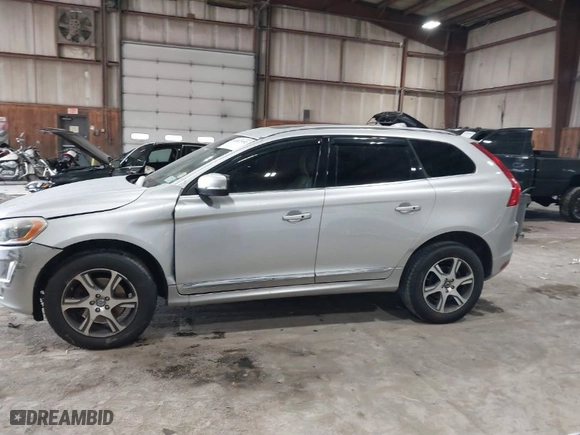 2015 Volvo XC60 T6 Platinum with VIN YV4902RM8F2651797, listed as a IAAI auction lot 41567952 with 230,868 mi miles. Bid and sale history available at carsss.com. Image 14.
