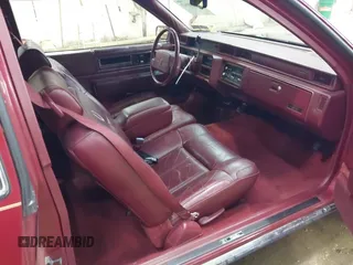 1991 Cadillac DeVille z VIN 1G6CD13B0M4305164, wystawiony jako IAAI lot #42028947 z przebiegiem 33 865 mil mil oraz . Historia ofert i sprzedaży dostępna na DreamBid. Obrazek 5.