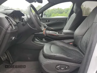 2021 Aston Martin DBX z VIN SCFVUJAW8MTV01405, wystawiony jako Copart lot #56564704 z przebiegiem 12 386 mil mil oraz Szkody całkowita. Historia ofert i sprzedaży dostępna na DreamBid. Obrazek 7.