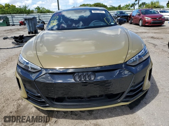 2022 Audi RS e-tron GT z VIN WAUBHBFWXN7904541, wystawiony jako Copart lot #68877093 z przebiegiem 2676 mil mil oraz . Historia ofert i sprzedaży dostępna na DreamBid. Obrazek 5.
