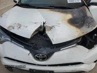 2018 Toyota RAV4 XLE z VIN 2T3WFREV0JW513389, wystawiony jako Copart lot #45601215 z przebiegiem Nie podano mil oraz Szkoda całkowita • Salvage title. Historia ofert i sprzedaży dostępna na DreamBid. Obrazek 12.