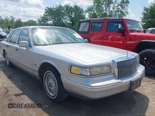 1995 Lincoln Town Car Signature z VIN 1LNLM82W6SY643714, wystawiony jako IAAI lot #42461020 z przebiegiem 134 295 mil mil oraz . Historia ofert i sprzedaży dostępna na DreamBid. Obrazek 1.