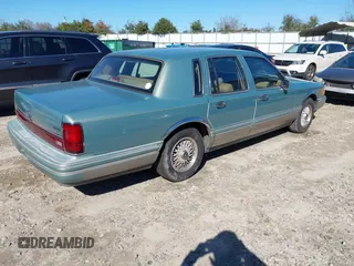 1994 Lincoln Town Car Signature z VIN 1LNLM82W4RY785151, wystawiony jako IAAI lot #41638398 z przebiegiem Nie podano mil oraz . Historia ofert i sprzedaży dostępna na DreamBid. Obrazek 4.