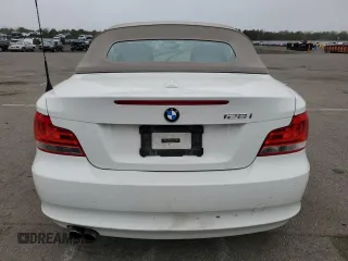 2013 BMW 1 Series 128i z VIN WBAUL7C56DVM83718, wystawiony jako Copart lot #52957614 z przebiegiem 73 621 mil mil oraz Czysty tytuł • Clean title. Historia ofert i sprzedaży dostępna na DreamBid. Obrazek 6.