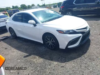 2022 Toyota Camry SE z VIN 4T1G11AK0NU051768, wystawiony jako IAAI lot #42142000 z przebiegiem 64 213 mil mil oraz . Historia ofert i sprzedaży dostępna na DreamBid. Obrazek 1.