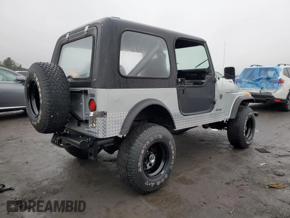 1985 Jeep CJ z VIN 1JCCM87AXFT128119, wystawiony jako Copart lot #42979045 z przebiegiem 83 932 mil mil oraz Tytuł czysty. Historia ofert i sprzedaży dostępna na DreamBid. Obrazek 3.