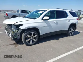 2018 Chevrolet Traverse LT z VIN 1GNEVHKW3JJ125861, wystawiony jako IAAI lot #41876184 z przebiegiem 95 223 mil mil oraz . Historia ofert i sprzedaży dostępna na DreamBid. Obrazek 2.