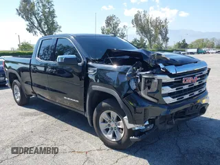 2023 GMC Sierra 1500 z VIN 1GTVUBE81PZ328392, wystawiony jako IAAI lot #42142773 z przebiegiem 15 408 mil mil oraz . Historia ofert i sprzedaży dostępna na DreamBid. Obrazek 1.