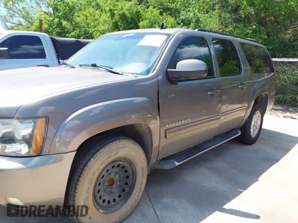 2013 Chevrolet Suburban LT with VIN 1GNSCJE03DR337592, listed as a IAAI auction lot 42101370 with 204,311 mi miles. Bid and sale history available at carsss.com. Image 6.