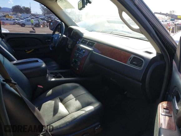 2014 Chevrolet Suburban LT with VIN 1GNSCJE08ER240230, listed as a IAAI auction lot 41702593 with 140,190 mi miles. Bid and sale history available at carsss.com. Image 5.