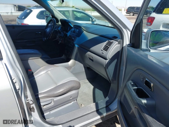 2004 Honda Pilot EX with VIN 2HKYF18674H581196, listed as a IAAI auction lot 42043003 with 220,102 mi miles. Bid and sale history available at carsss.com. Image 5.