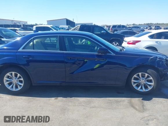 2015 Chrysler 300 Limited z VIN 2C3CCAAG7FH845569, wystawiony jako IAAI lot #41639729 z przebiegiem 196 672 mil mil oraz . Historia ofert i sprzedaży dostępna na DreamBid. Obrazek 14.