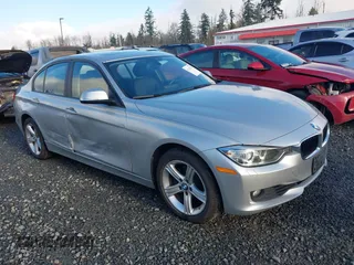 2015 BMW 3 Series 328i xDrive z VIN WBA3B5C56FF962334, wystawiony jako IAAI lot #41323621 z przebiegiem 33 419 mil mil oraz . Historia ofert i sprzedaży dostępna na DreamBid. Obrazek 1.