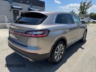 2020 Lincoln Nautilus Standard z VIN 2LMPJ8J93LBL15854, wystawiony jako Copart lot #57672975 z przebiegiem 37 398 mil mil oraz Tytuł czysty. Historia ofert i sprzedaży dostępna na DreamBid. Obrazek 3.