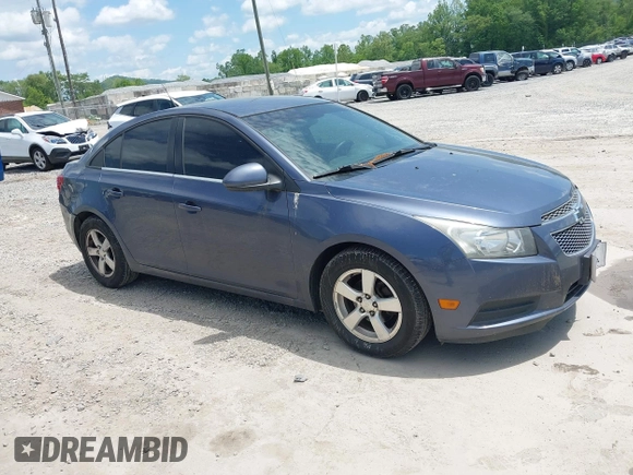 2014 Chevrolet Cruze 1LT z VIN 1G1PC5SB1E7102335, wystawiony jako IAAI lot #42226743 z przebiegiem 236 900 mil mil oraz . Historia ofert i sprzedaży dostępna na DreamBid. Obrazek 1.