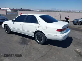 1999 Toyota Camry LE z VIN 4T1BG22K0XU904122, wystawiony jako IAAI lot #42305293 z przebiegiem 243 182 mil mil oraz . Historia ofert i sprzedaży dostępna na DreamBid. Obrazek 3.