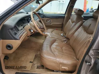 1995 Lincoln Town Car Executive z VIN 1LNLM81W4SY748883, wystawiony jako Copart lot #51976375 z przebiegiem 123 506 mil mil oraz Szkody całkowita. Historia ofert i sprzedaży dostępna na DreamBid. Obrazek 7.
