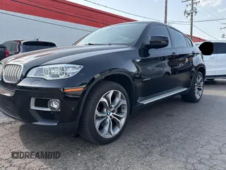 2013 BMW X6 xDrive50i z VIN 5UXFG8C54DL591836, wystawiony jako Copart lot #55171145 z przebiegiem 67 178 mil mil oraz Czysty tytuł • Clean title. Historia ofert i sprzedaży dostępna na DreamBid. Obrazek 2.