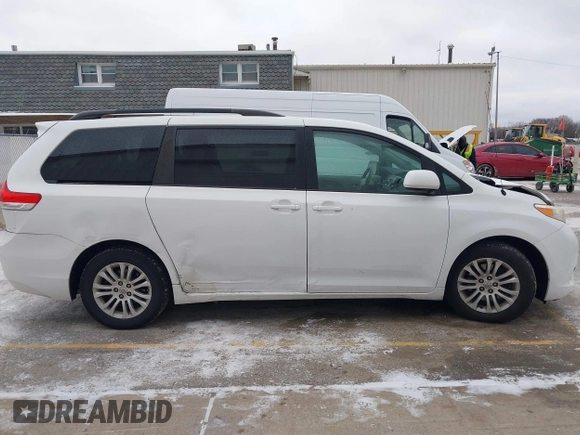 2014 Toyota Sienna XLE z VIN 5TDYK3DC6ES492167, wystawiony jako IAAI lot #41257193 z przebiegiem 216 046 mil mil oraz . Historia ofert i sprzedaży dostępna na DreamBid. Obrazek 13.