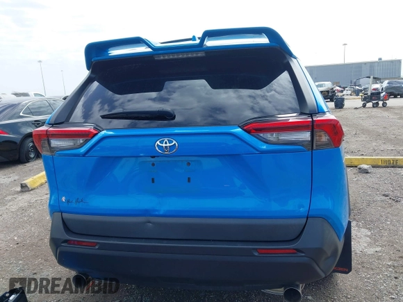 2021 Toyota RAV4 XLE with VIN 2T3W1RFV3MW164777, listed as a IAAI auction lot 41708032 with 76,854 mi miles. Bid and sale history available at carsss.com. Image 17.
