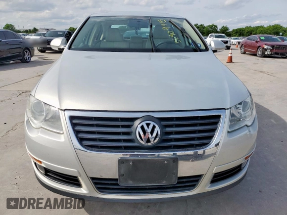 2010 Volkswagen Passat Komfort z VIN WVWJK7AN9AE077813, wystawiony jako Copart lot #56409415 z przebiegiem 148 043 mil mil oraz Czysty tytuł • Clean title. Historia ofert i sprzedaży dostępna na DreamBid. Obrazek 5.