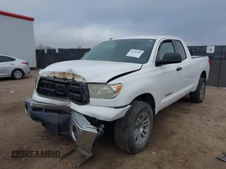 2013 Toyota Tundra z VIN 5TFRM5F16DX053095, wystawiony jako IAAI lot #41481305 z przebiegiem 226 696 mil mil oraz . Historia ofert i sprzedaży dostępna na DreamBid. Obrazek 2.