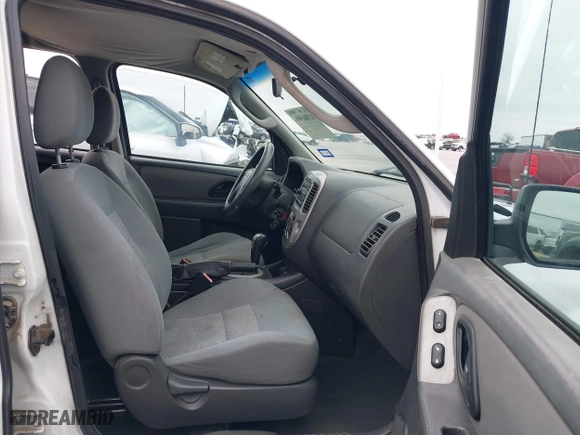 2007 Ford Escape XLT with VIN 1FMYU93147KA42293, listed as a IAAI auction lot 41586591 with 215,643 mi miles. Bid and sale history available at carsss.com. Image 5.