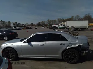 2020 Chrysler 300 S z VIN 2C3CCABGXLH103516, wystawiony jako IAAI lot #41918657 z przebiegiem 88 521 mil mil oraz . Historia ofert i sprzedaży dostępna na DreamBid. Obrazek 15.