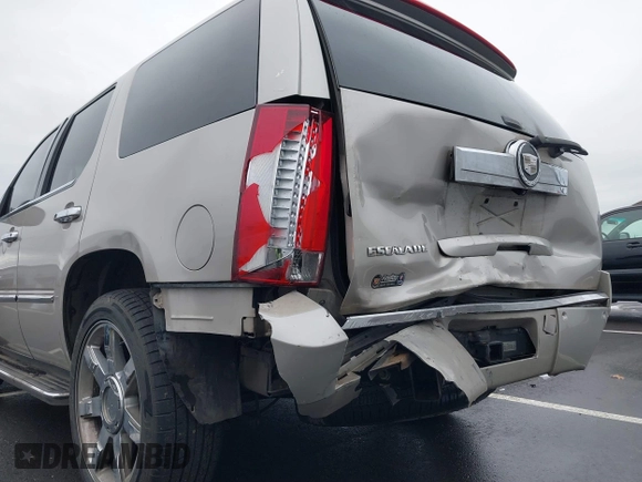 2007 Cadillac Escalade z VIN 1GYFK63847R256229, wystawiony jako IAAI lot #41600996 z przebiegiem 219 189 mil mil oraz . Historia ofert i sprzedaży dostępna na DreamBid. Obrazek 6.